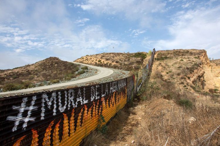 Sebagian mural yang mewarnai dinding perbatasan antara Tijuana. Meksiko dan San Diego, Amerika Serikat.
