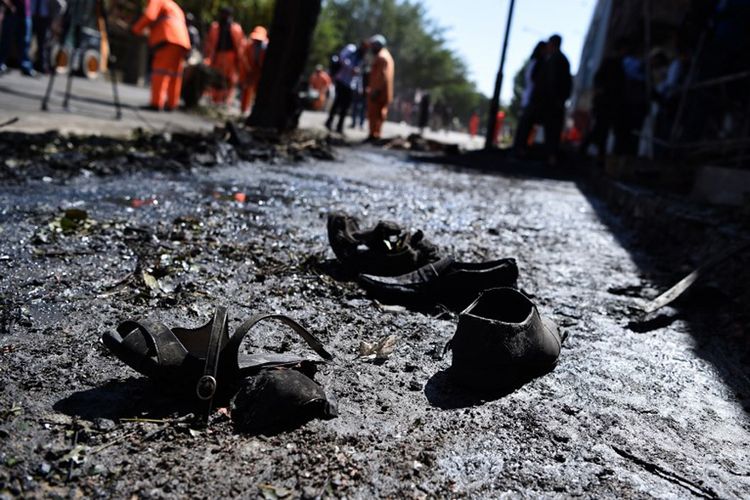 Sejumlah sepatu para korban ledakan bom di Kota Kabul, Afganistan, Senin pagi (24/7/2017), tercecer di lokasi serangan di sebelah barat kota itu.   
