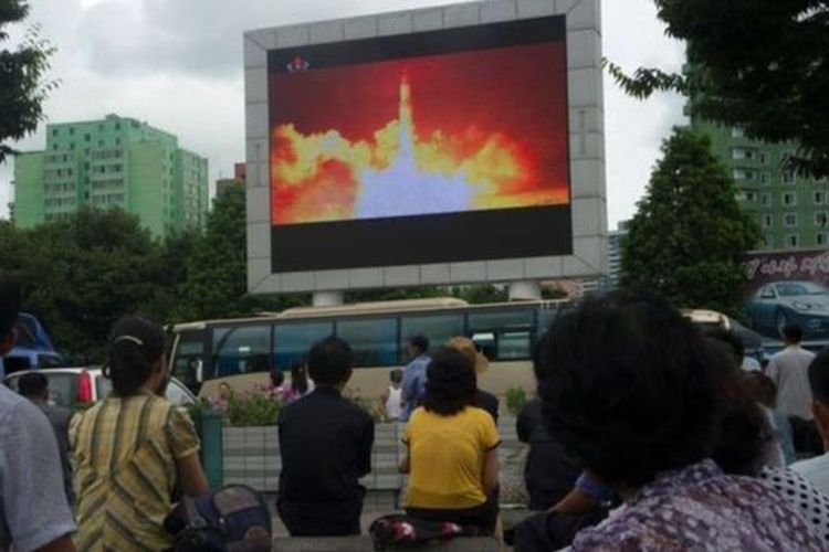 Peluncuran rudal balistik antar benua ditayangkan melalui layar lebar di ibukota Pyongyang. 