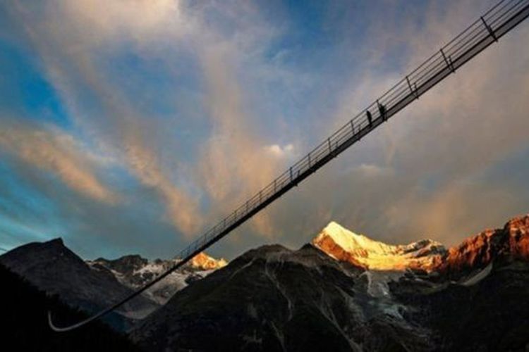Jembatan gantung sepanjang hampir 500 meter, yang disebut sebagai jembatan gantung terpanjang bagi pejalan kaki, diresmikan di Kota Zermatt, Swiss.