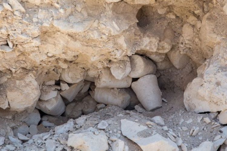 Salah satu bagian dari bengkel perkakas batu yang ditemukan di Reina, Galilea, Israel. 