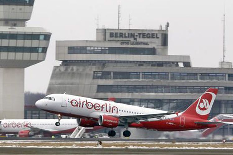 Sebuah pesawat Air Berlin di Bandara Tegel, Berlin, Jerman.