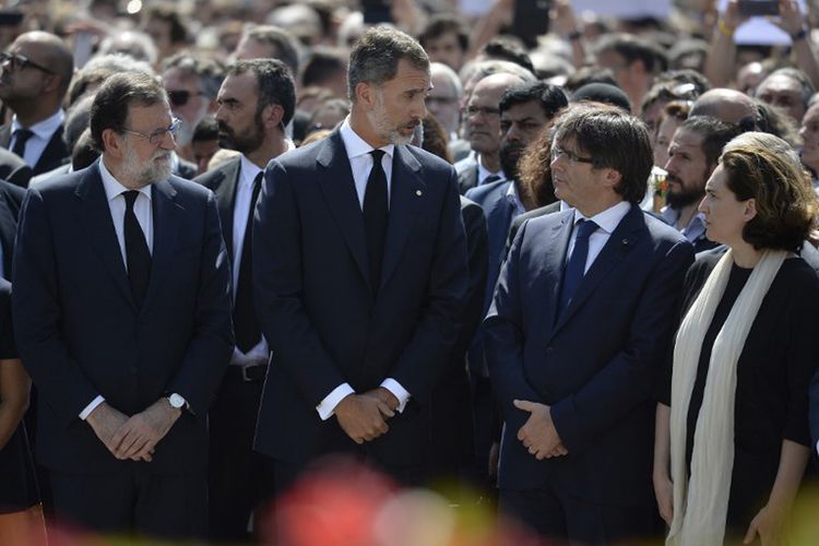 Raja Spanyol Felipe VI (kedua dari kiri), Perdana Menteri Spanyol Mariano Rajoy (kiri), Presiden Catalonia Carles Puigdemont (kedua dari kanan), dan Wali Kota Barcelona Ada Colau (kanan) terlihat berbicara setelah prosesi hening cipta untuk korban serangan teror di Barcelona. 

Acara tersebut digelar di Plaza de Catalunya, Jumat (18/8/2017), sehari setelah serangan yang menewasrkan 14 orang di Barcelona, dan melukai 100-an lainnya. Serangan serupa pun tejadi di Cambrils, beberapa saat setelah serangan di Bercelona.  