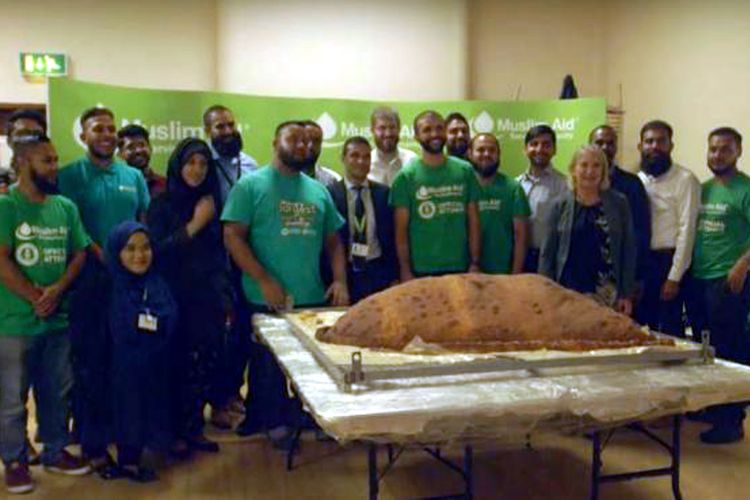 Kelompok amal kemanusiaan, Muslim Aid di London, Inggris, membuat samosa terbesar di dunia dan lalu menyumbangkannya untuk para tunawisma.  