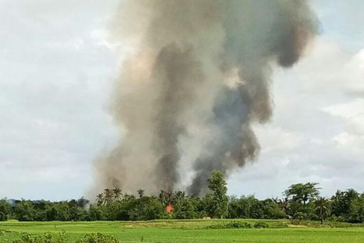 Desa di mana warga Rohingya bermukim dibakar, menyusul kekerasan yang dipicu oleh serangan milisi yang dibalas dengan aksi militer.