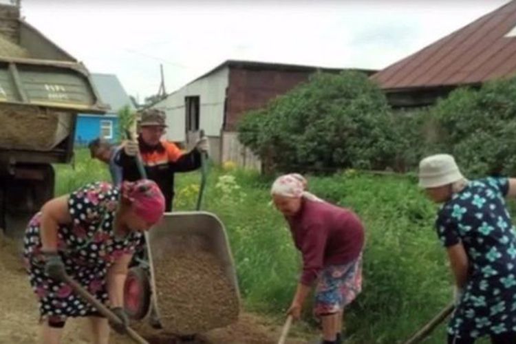 Sekelompok nenek di wilayah Pegunungan Ural, Rusia bergotong royong memperbaiki jalan, karena jenuh menunggu aksi pemerintah setempat. 
