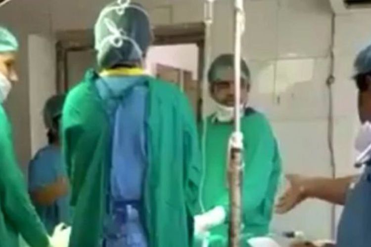Gambar yang didapat dalam salah satu bagian rekaman video saat kedua dokter bertengkar di tengah operasi persalinan.  