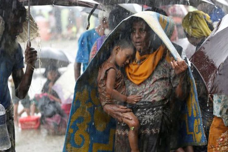 Di tengah guyuran hujan, pengungsi Rohingya tertahan di perbatasan Myanmar-Bangladesh. Foto diambil pada 31 Agustus. 