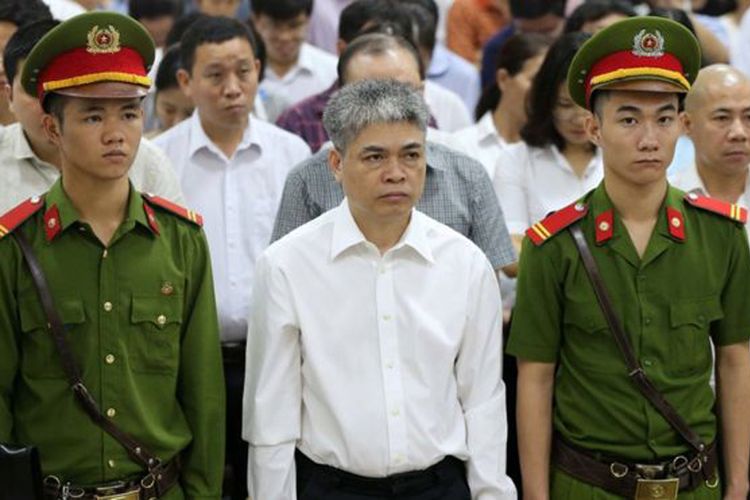 Nguyen Xuan Son -mantan bos OceanBank dan PetroVietnam- saat mendengarkan vonis hukuman mati di Hanoi. 