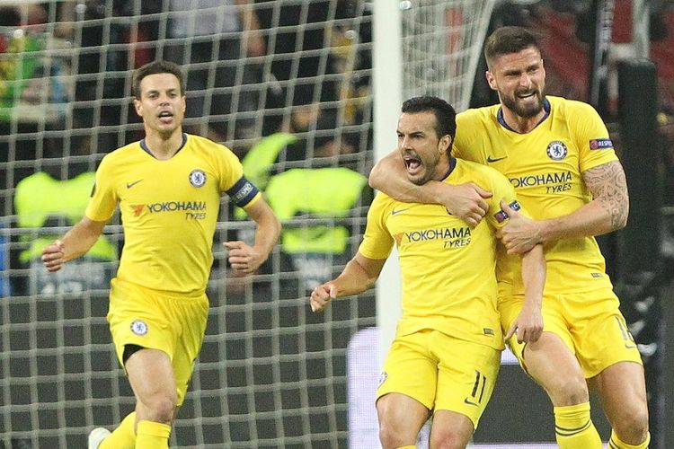 Olivier Giroud dan Cesar Azpilicueta merayakan gol Pedro Rodriguez pada pertandingan Eintracht Frankfurt vs Chelsea dalam semifinal Liga Europa di Commerzbank Arena, 2 Mei 2019. 