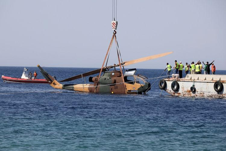 Momen saat penenggelaman helikopter tempur untuk museum militer bawah laut di Yordania.