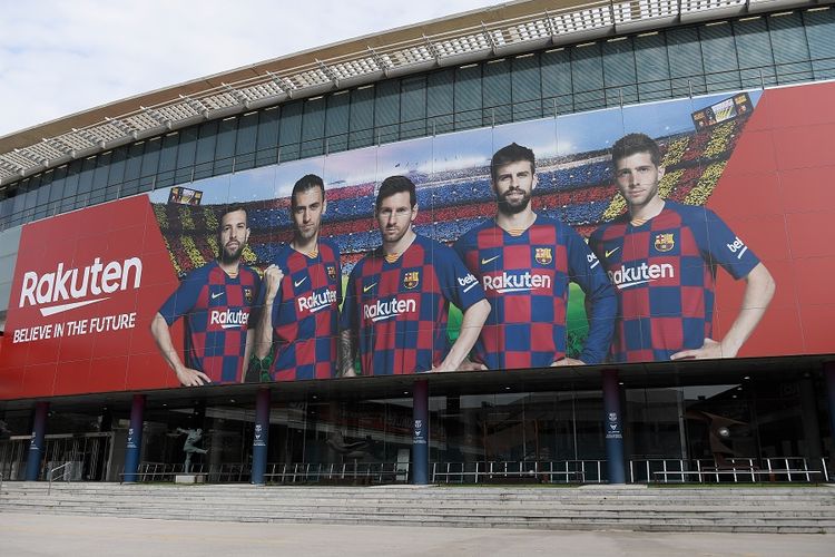 Sebuah gambar menunjukkan pintu masuk kosong ke stadion Camp Nou di Barcelona pada 13 Maret 2020 setelah La Liga mengatakan dua divisi teratas Spanyol akan ditangguhkan setidaknya selam dua minggu karena wabah virus corona.