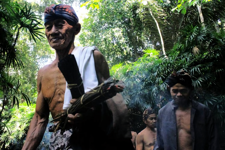 Masyarakat Adat Bonokeling melakukan ziarah ke makam Ki Bonokeling di Desa Pekuncen, Kecamatan Jatilawang, Banyumas.