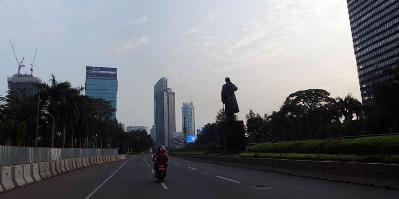 Jalan Jendral Sudirman tenang pada pagi Hari Raya Lebaran, Jumat (15/6/2018).