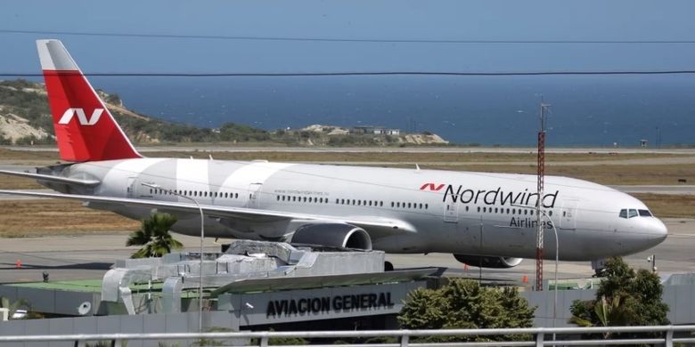 Pesawat Boeing 777 milik maskapai penerbangan Rusia, Nordwind Airlines terlihat di bandara Simon Bolivar, Caracas, Venezuela.