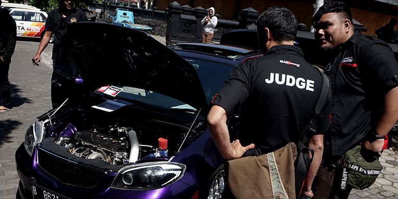 Para juri sedang mengecek mobil salah satu peserta BlackAuto Battle Warm Up Malang 2019, Sabtu (3/8/2019). 