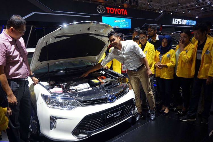 TAM Perkenalkan Teknologi Hybrid ke Mahasiswa—Executive General Manager PT Toyota-Astra Motor (TAM) Fransiscus Soerjopranoto (kedua dari kanan) mendampingi para mahasiswa  Politeknik Negeri Jakarta (PNJ) di booth Toyota saat mendengar penjelasan Produk Knowledge TAM Tommy Hermansyah (kanan) mengenai Teknologi Mobil Ramah Lingkungan berbasis Toyota Hybrid System yang disematkan pada sedan Camry Hybrid, saat penyelenggaraan IIMS 2017, di Jakarta (2/5).  Perkenalan Toyota Hybrid System kepada kalangan mahasiswa ini diharapkan dapat makin meningkatkan kepedulian generasi muda terhadap arti pentingnya membangun lingkungan yang bersih dan lebih baik untuk masa depan.