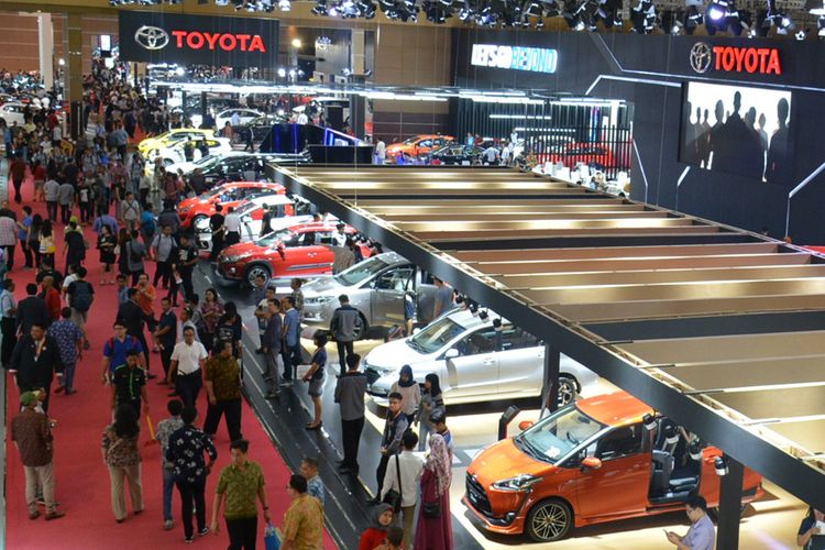 Suasana booth Toyota di IIMS 2017.