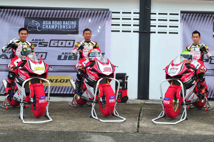 Pebalap Astra Honda Racing Team, siap terjun di kejurnas balap 250 cc Indospeed Race Series 2017 menggunakan Honda CBR250RR.