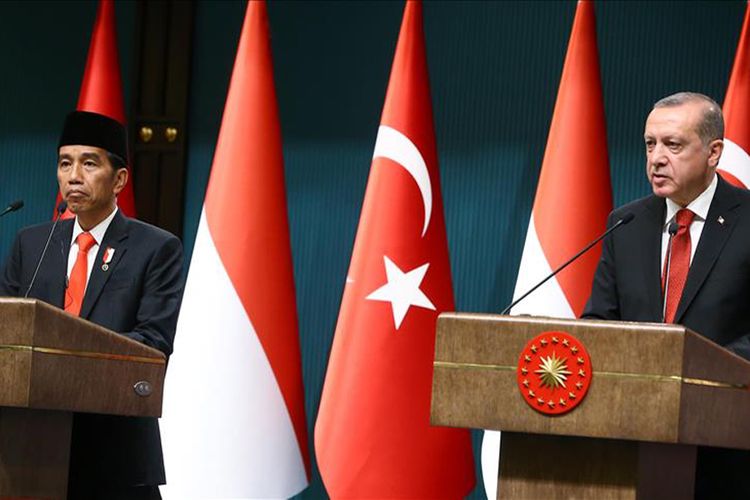 Presiden Turki Recep Tayyip Erdogan (kanan) dan Presiden Indonesia Joko Widodo menggelar jumpa pers besama, usai pembicaraan di Ankara, Turki, Kamis (6/7/2017).