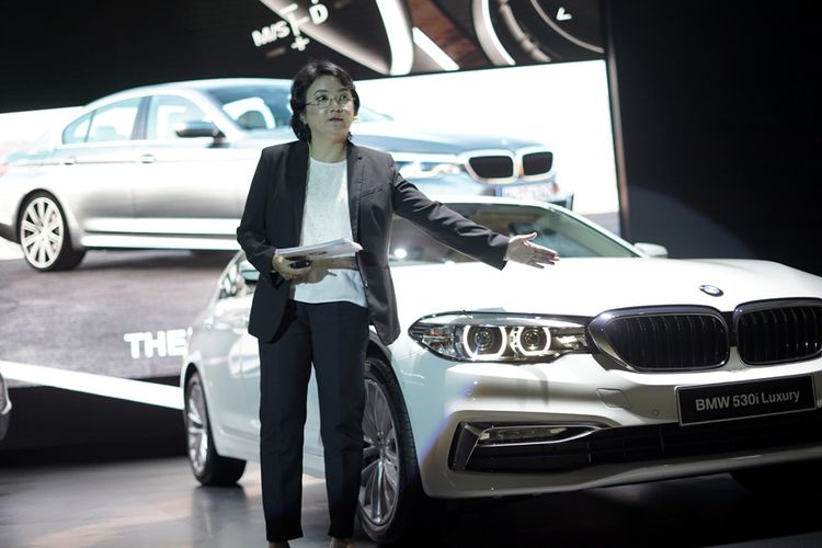 Product Planning Manager BMW Indonesia, Tami Notohutomo, menjelaskan keunggulan BMW Seri 5 terbaru yang sudah dirakit lokal.