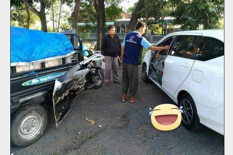 Kejadian motor roda tiga yang bikin pintu LCGC mengelupas.