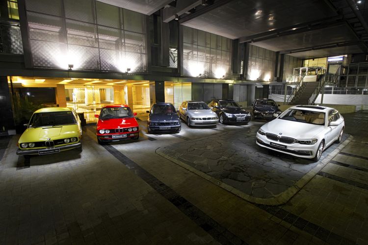 BMW Seri 5 dari generasi ke generasi. (kiri ke kanan) Generasi pertama sampai yang paling depan adalah generasi terbaru.