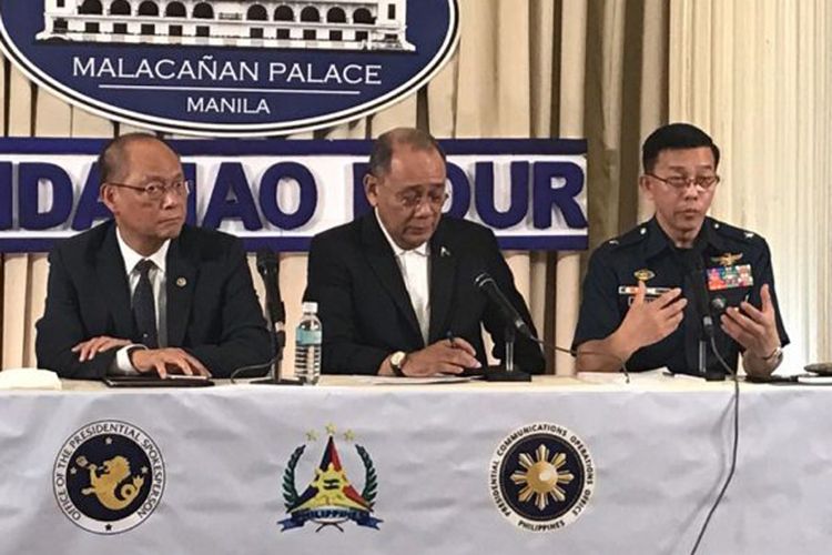 Menteri Anggaran Benjamin Diokno, Jurubicara Presiden Ernesto Abella dan Jurubicara AFP Restituto Padilla dalam acara briefing media di Istana Malacanan, Manila, Jumat (14/7/2017). 