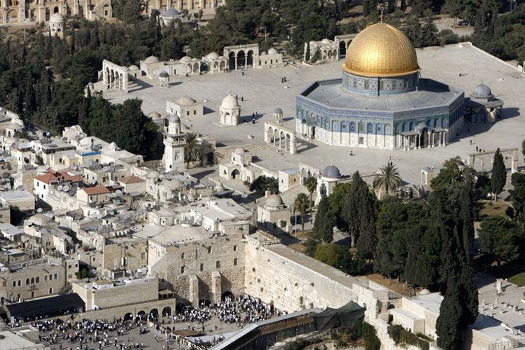 Ribuan warga Muslim Palestina memadati Masjid Al-Aqsa setiap waktu Shalat Jumat.  