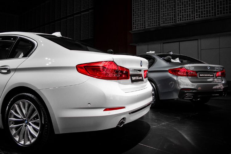 BMW Seri 5 luxury line (CKD) dan M Sport (CBU-kanan).