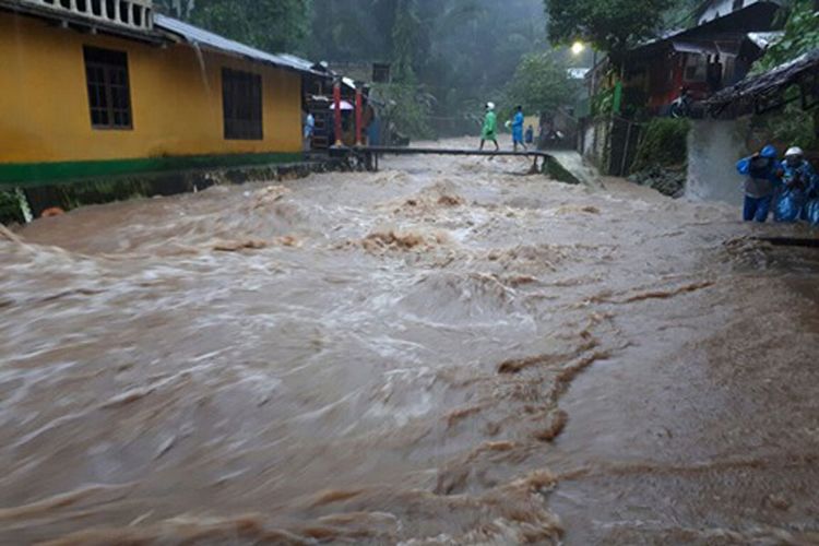 Banjir menerjang sejumlah kawasan di Baju Gaja, Kecamatan Srimau, Kota Ambon, Senin (17/7/2017).