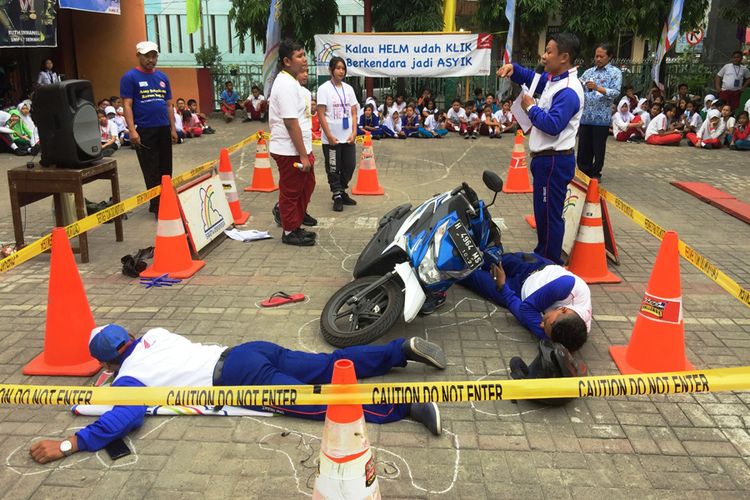 Pelajaran keselamatan berkendara di salah satu program Masa Orientasi Siswa SMP Negeri 7 Semarang oleh Astra Motor Semarang.