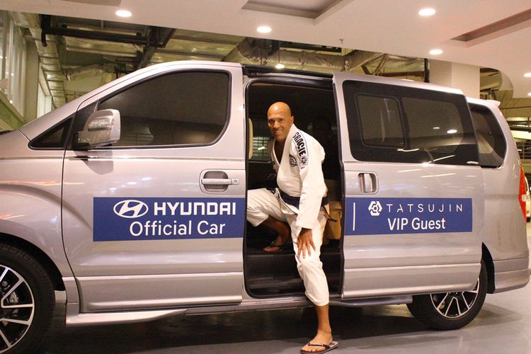 Royce Gracie dan Hyundai H-1 CRDi Royale.