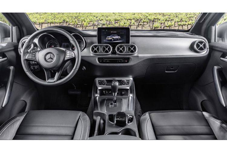 Interior mencerminkan kualitas premium khas Mercedes-Benz.