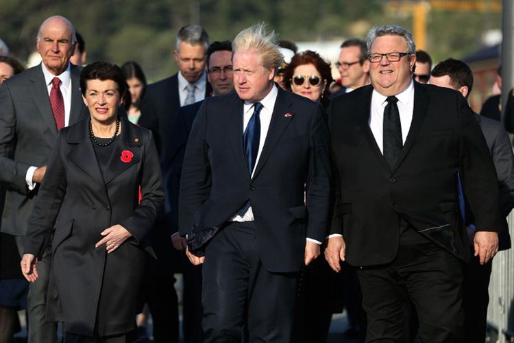 Menteri Luar Negeri Inggris Boris Johnson (tengah) didampingi Gubernur Jenderal Selandia Baru Patsy Reddy (kiri) dan Menteri Luar Negeri Selandia Baru Gerry Brownlee (kanan). Johnson datang untuk meresmikan pembukaan Memorial Inggris di Pukeahu War Memorial Park di Wellington, Senin (24/7/2017). 