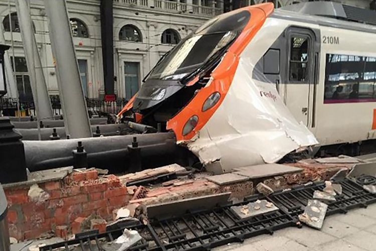 Sbuah foto yang menggambarkan dampak kecelakaan kereta api di stasiun Francia, Barcelona, Jumat pagi (28/7/2017). Foto ini diunggah oleh pemilik akun @Ungatodecheshire.  