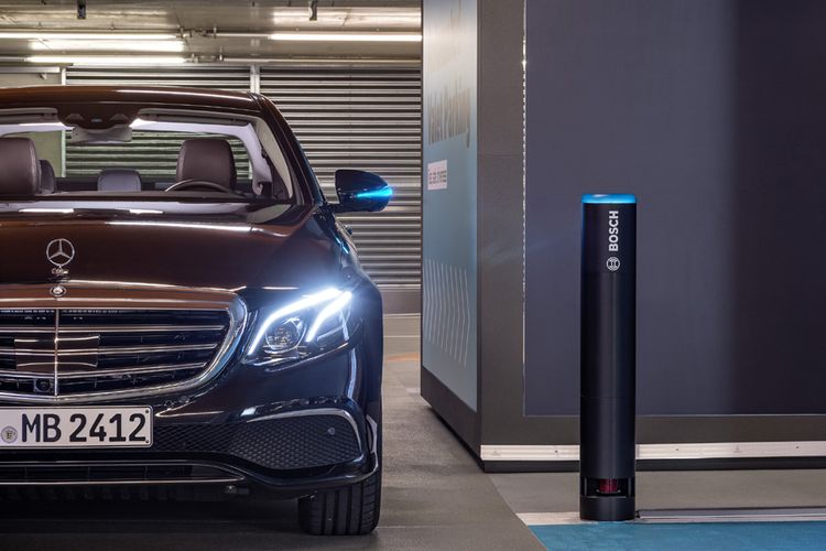 Parkir swakemudi adalah efek dari pertukaran interaksi antara infrastruktur garasi parkir pintar yang disediakan oleh Bosch dan teknologi otomotif Mercedes-Benz.
