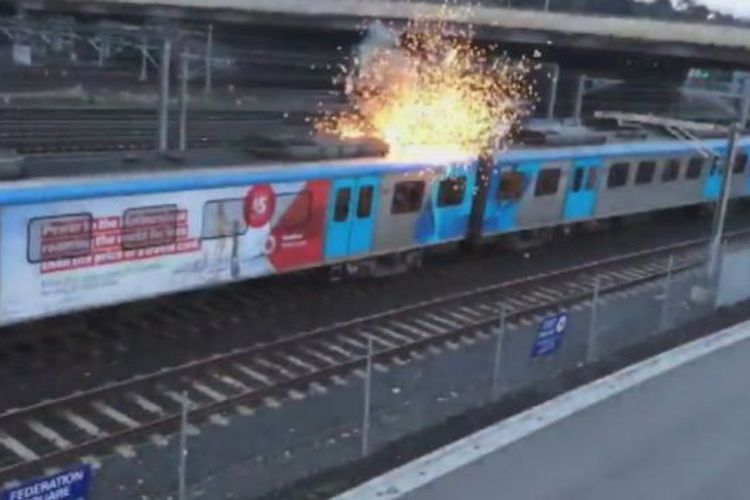 Percikan api terjadi di kereta yang berhenti antara stasiun FLinders St dan Richmond, di Melbourne, Kamis (3/8/2017).

