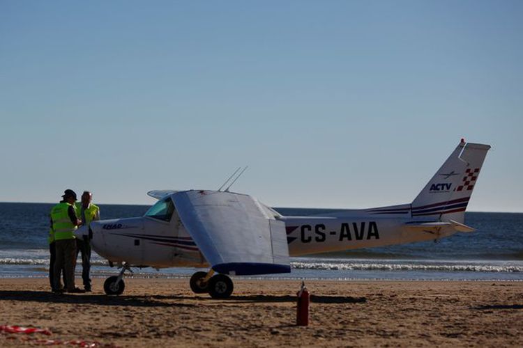 Pesawat Cessna milik klub udara di Torres Vedras, di utara Lisbon, Portugal.  