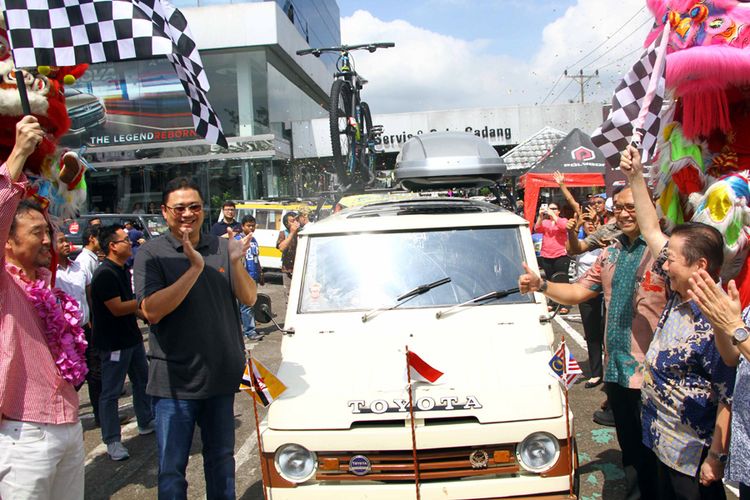 Toyota Kijang generasi pertama saat dilepas untuk menjelajah tiga negara, berangkat dari Pontianak, (4/8/2017).