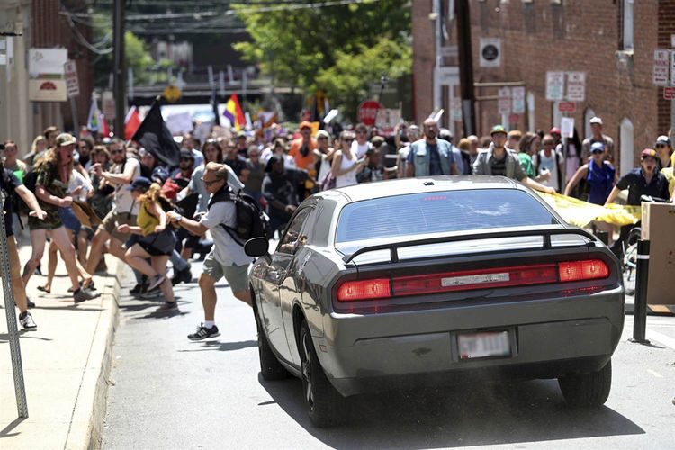 Sebuah mobil melaju menghantam kelompok demonstran yang sedang berunjuk rasa melawan sebuah acara kelompok nasionalis kulit putih di Kota Charlottesville, Virginia, Sabtu (12/8/2017). 