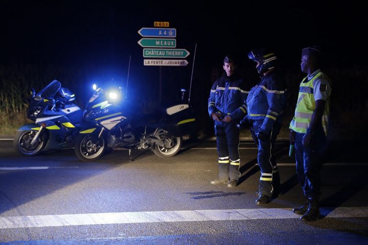 Polisi memblokade sebuah ruas jalan di dekat lokasi penabrakan sebuah mobil ke restoran piza di Sept-Sorts, 55 kilometer timur Paris, Senin malam (14/8/2017).  
