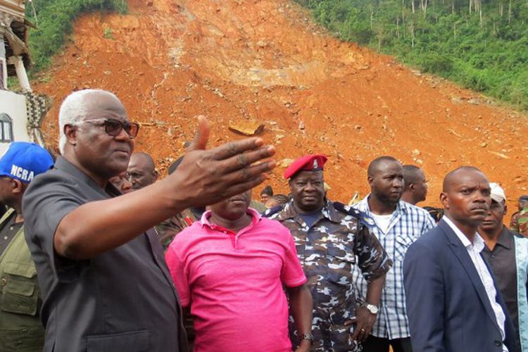 Presiden Sierra Leone Ernest Bai Koroma (kiri) sedang meninjau lokasi tanah longsor di pinggiran Freetown, Selasa 915/8/2017).  