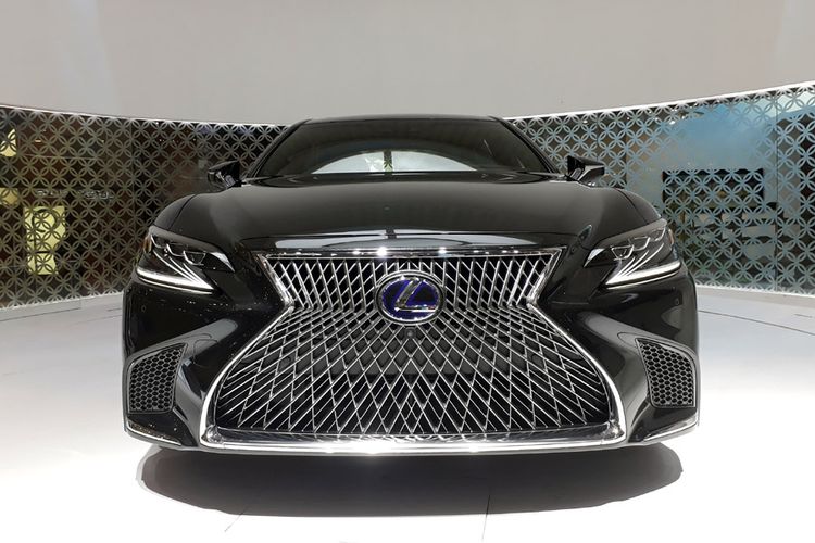 Gril Lexus LS 500 yang dbuat seksama dengan 5.000 penampang.