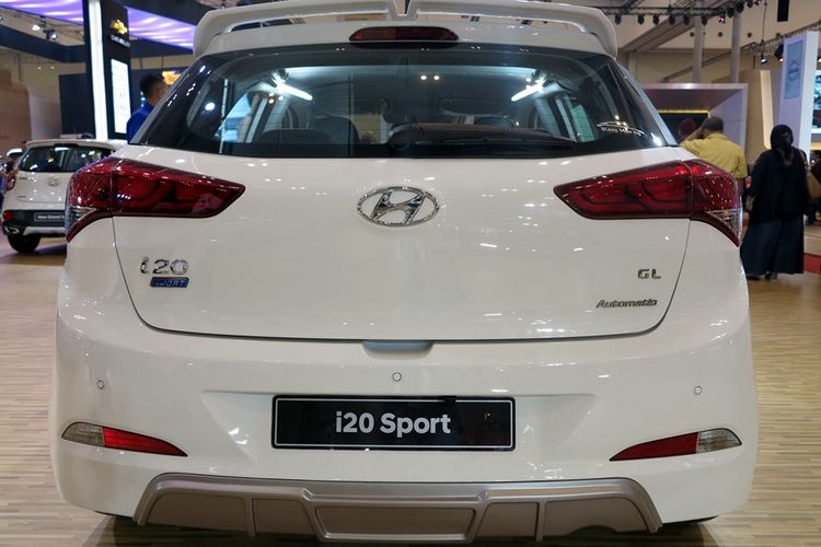 Hyundai i20 Sport, bagian belakang. Makin sporty dengan spoiler.