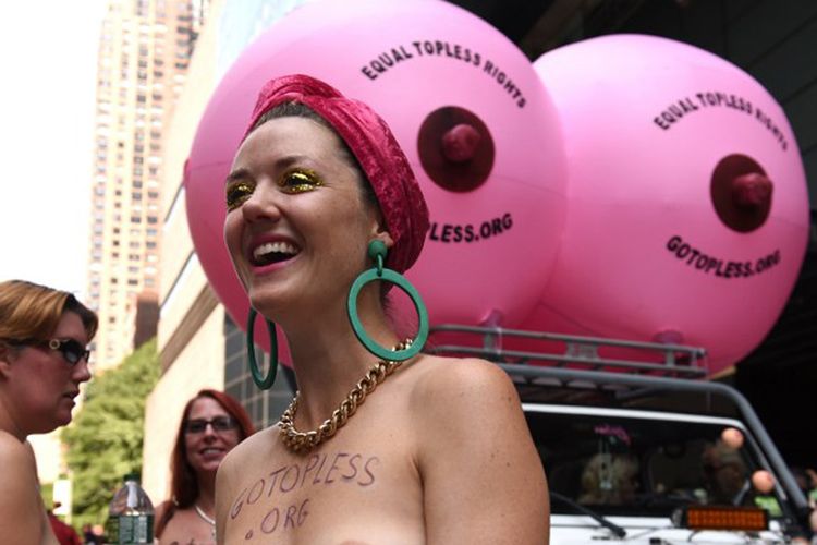 Elle Wesseling dari Sydney, Australia berpartisipasi dalam International Go Topless Day di New York, AS, Sabtu (26/8/2017). Ini adalah ajang tahunan yang diadakan untuk mendukung hak perempuan bertelanjang dada di depan umum demi kesetaraan gender.