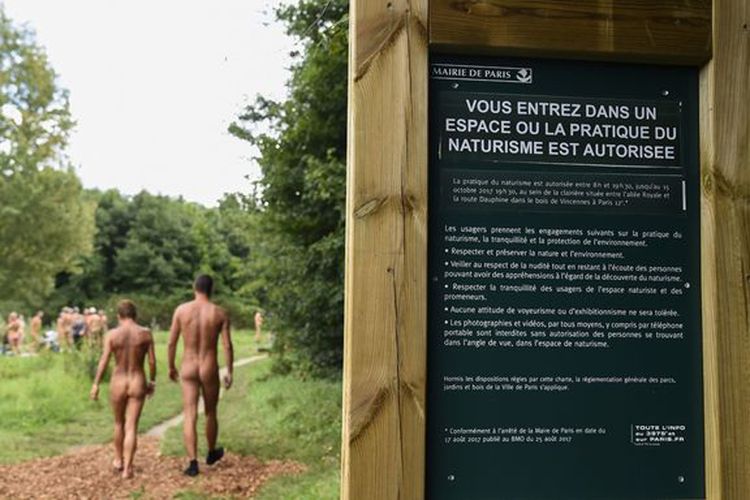 Dipasang sebuah tanda di mulut jalan kecil di taman itu, untuk memperingatkan pengunjung bahwa bagian taman di Bois de Vincennes adalah wilayah nudis.