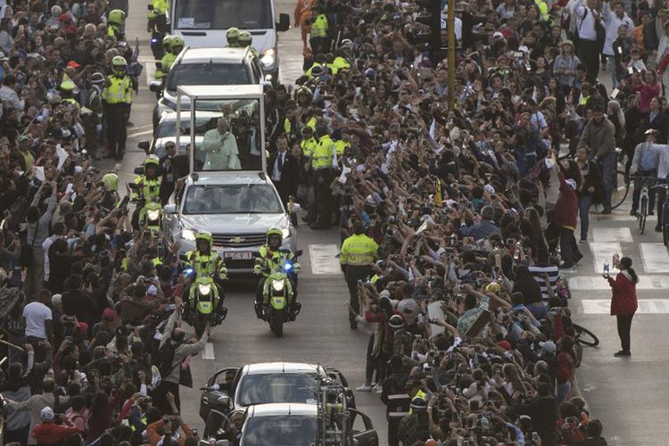 Paus Fransiskus di dalam Popemobile dalam perjalanan menuju Nunciature setelah tiba di Bogota pada tanggal 6 September 2017.
 