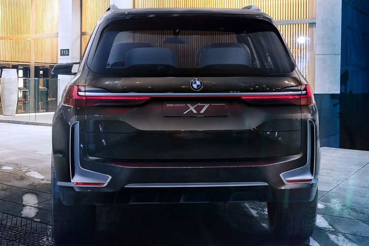 BMW X7 bagian belakang.