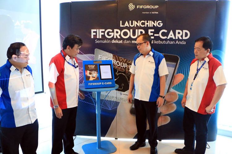 Presiden Direktur FIFGROUP Margono Tanuwijaya (dua dari kiri) berserta jajaran manajemen meluncurkan e-card.